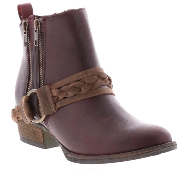 VERY VOLATILE Booties - NEW WITH TAGS - Size 7.5 - Picture 2 of 3